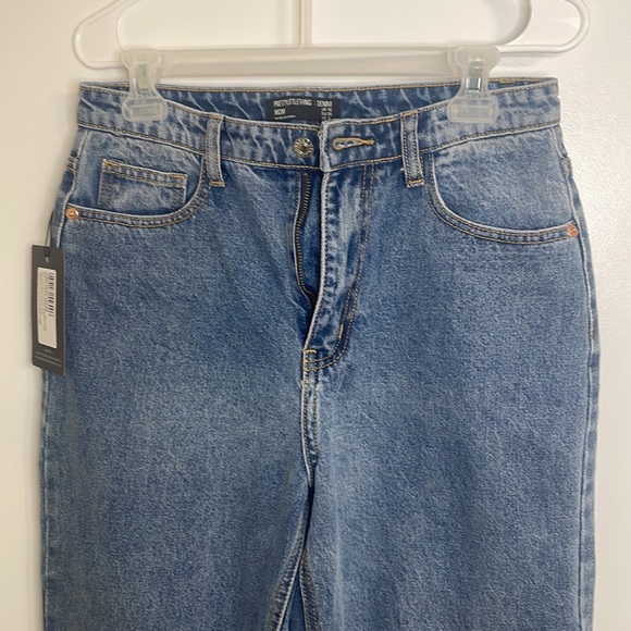 NWT Pretty Little Thing Knee Rip Light Wash Mom Jeans US Size 6 - Picture 6 of 15